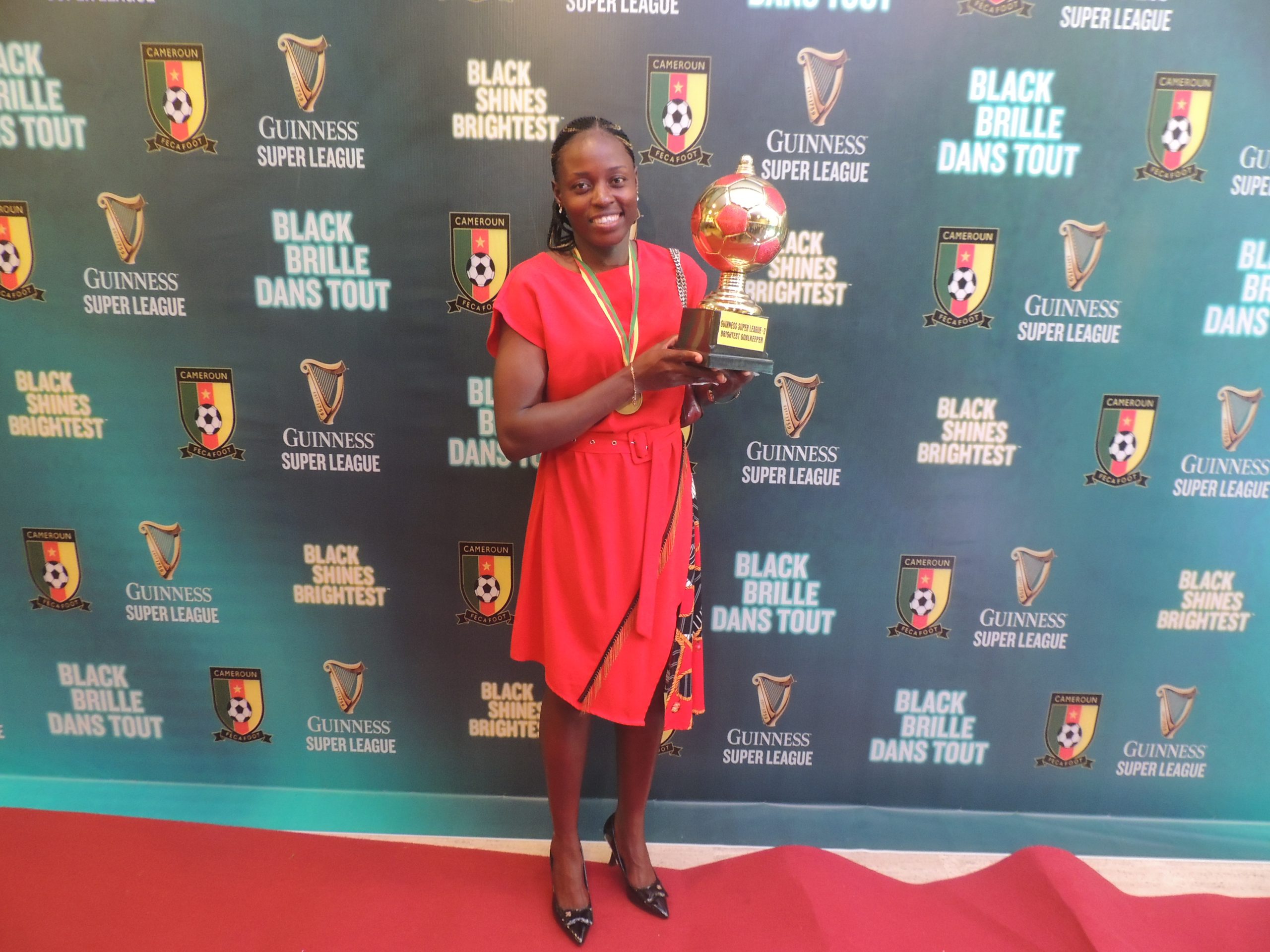 You are currently viewing GSL Awards 2022 : « Nombreux n’ont pas cru en moi…… J’ai commencé ma carrière avec un trophée de Fenasco et je l’achève avec deux trophées. » Annette NGO NDOM